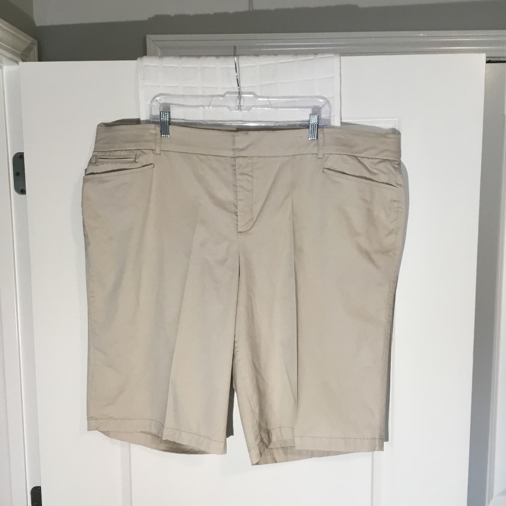 JM Collection Shorts Cream Size 24W